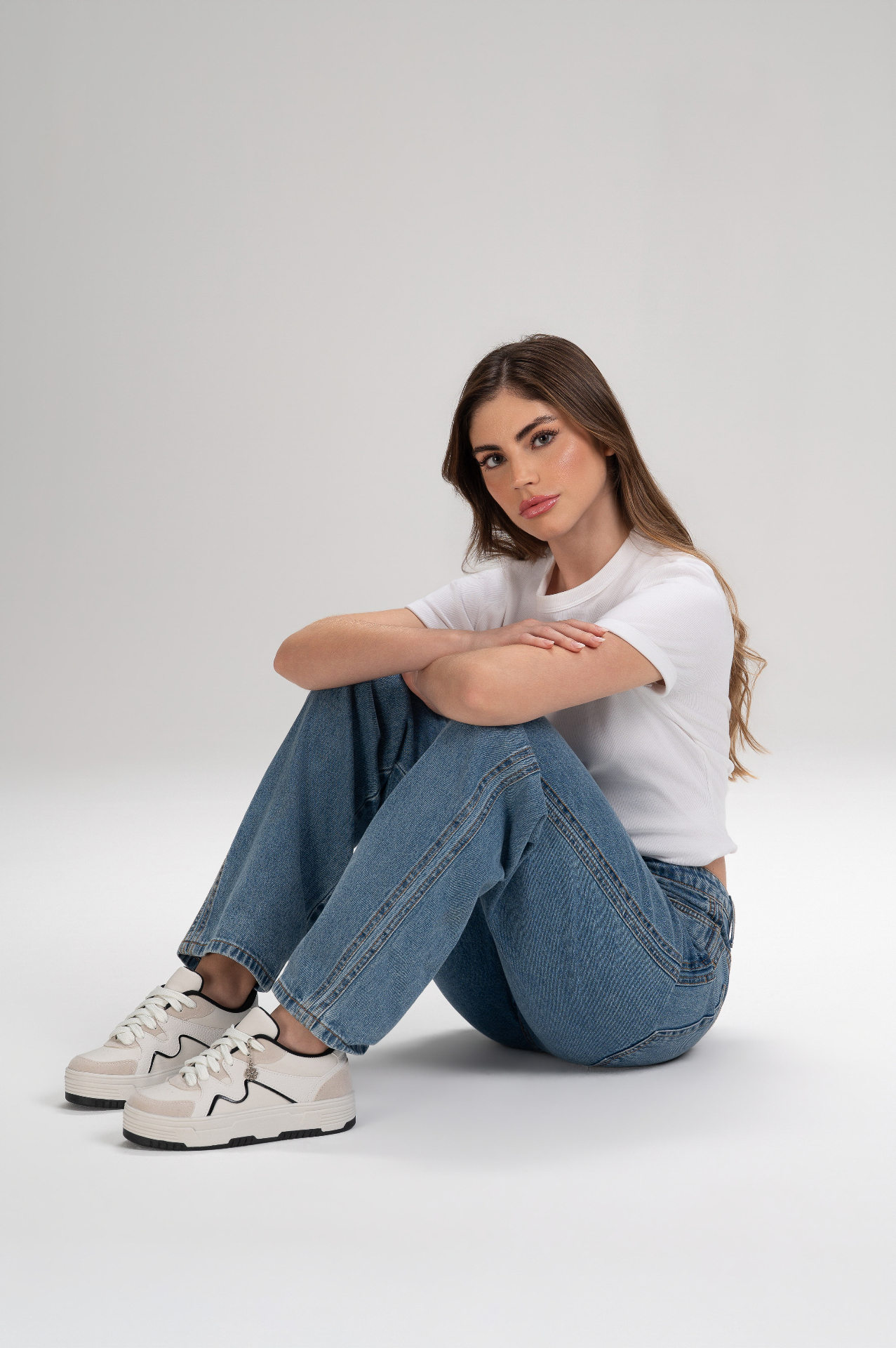 Modelo com tênis Nádia Talita